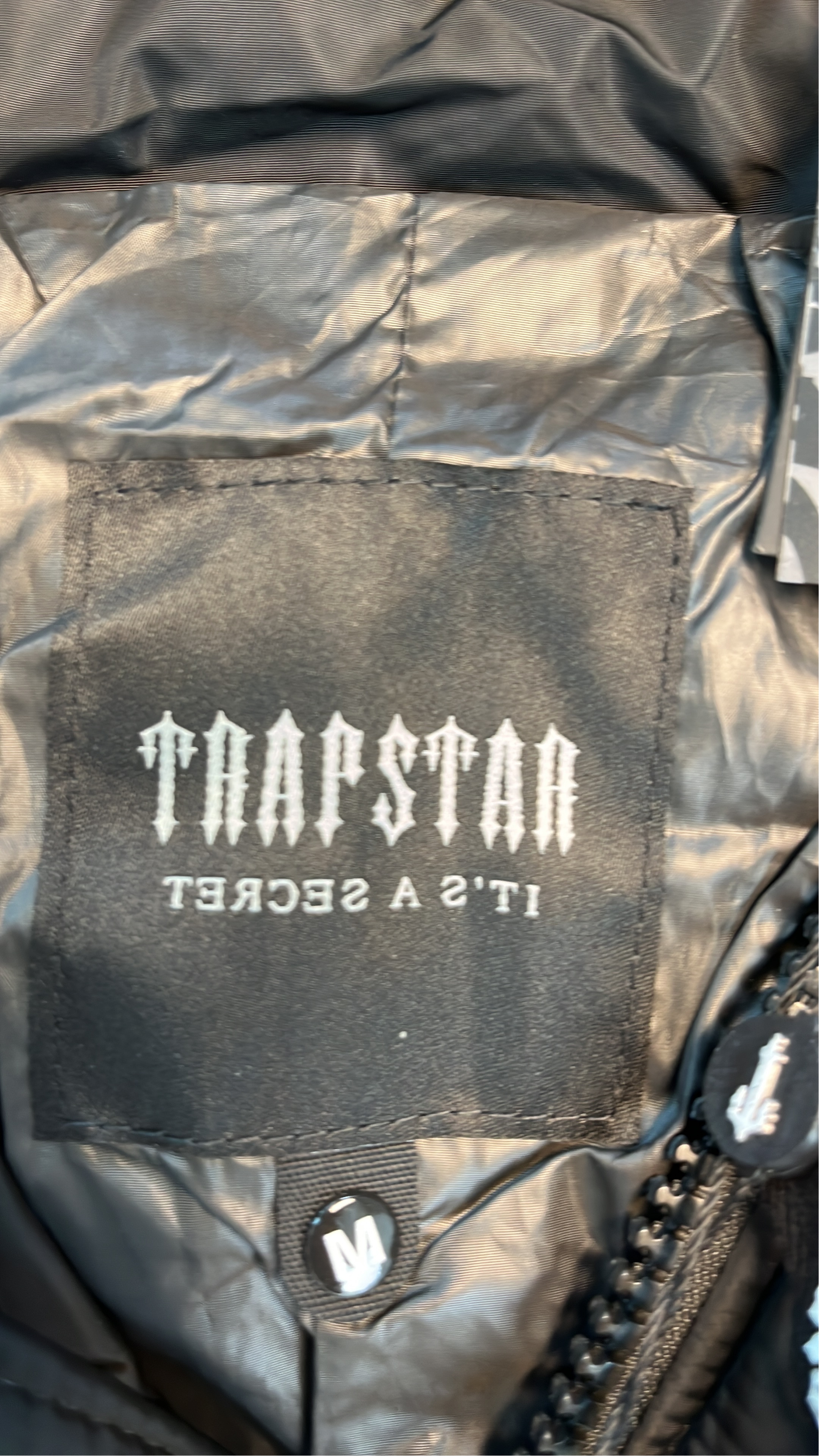 TRAPSTAR Black Puffer Jacket with Hood and Logo Design
