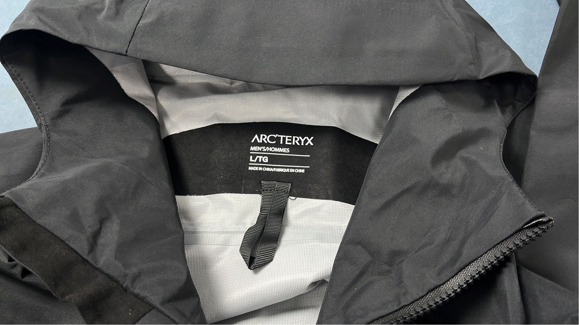 Lightweight Waterproof Hooded Jacket for Men Women Outdoor Activities