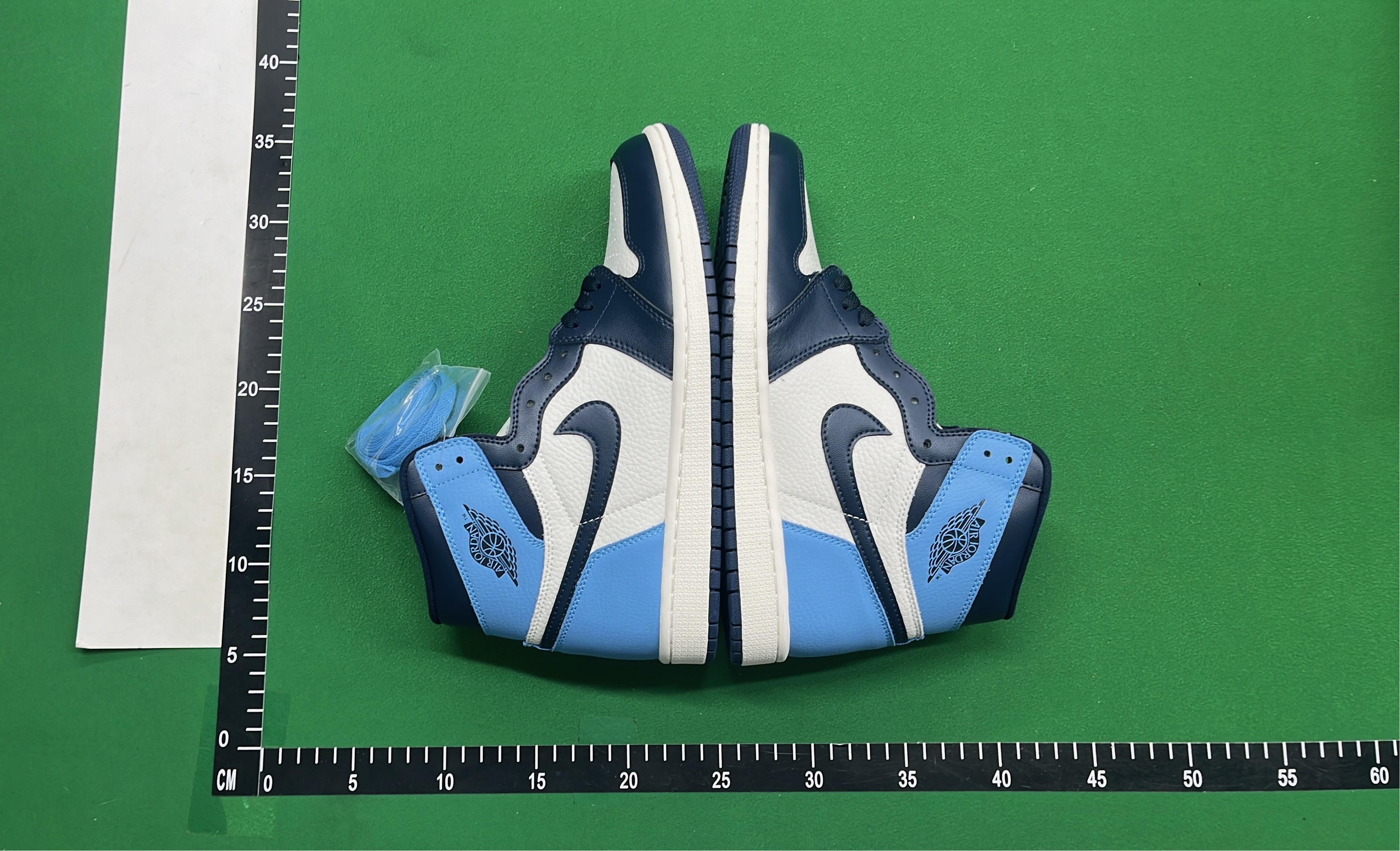 Air Jordan 1 Black曜石 Small Waist Edition