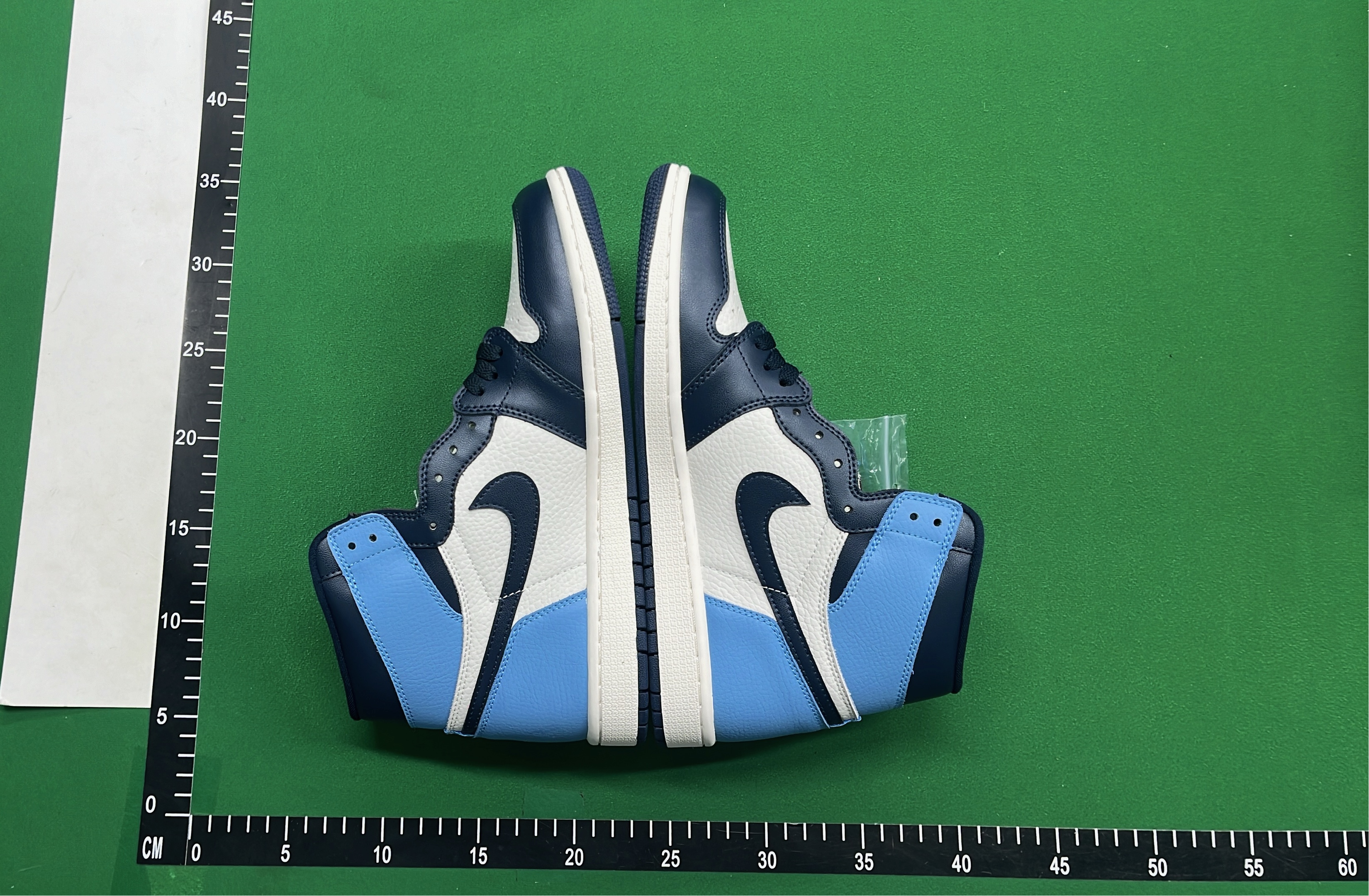 Air Jordan 1 Black曜石 Small Waist Edition