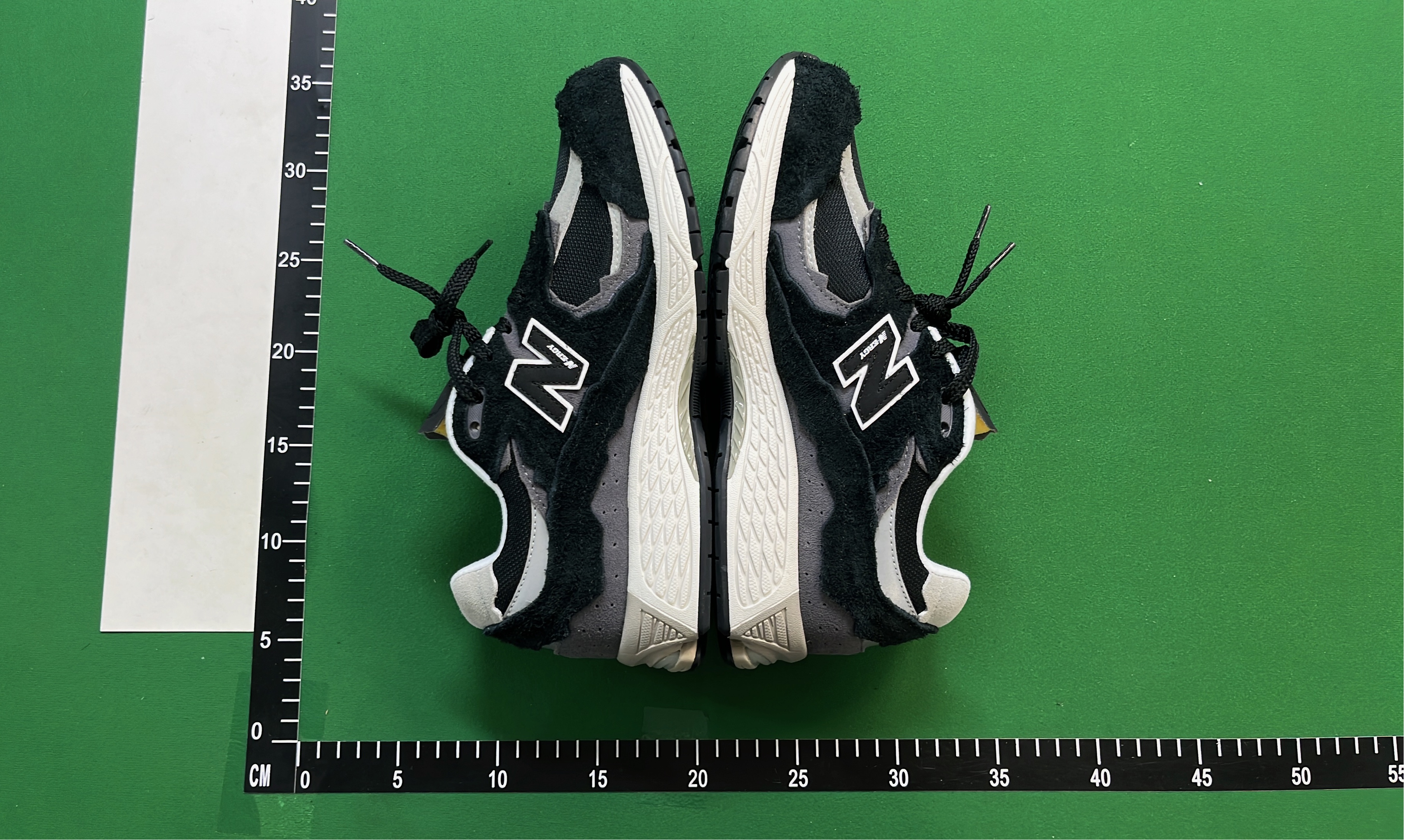 New Balance 2002R Sneakers - Premium Running Shoes for Men and Women