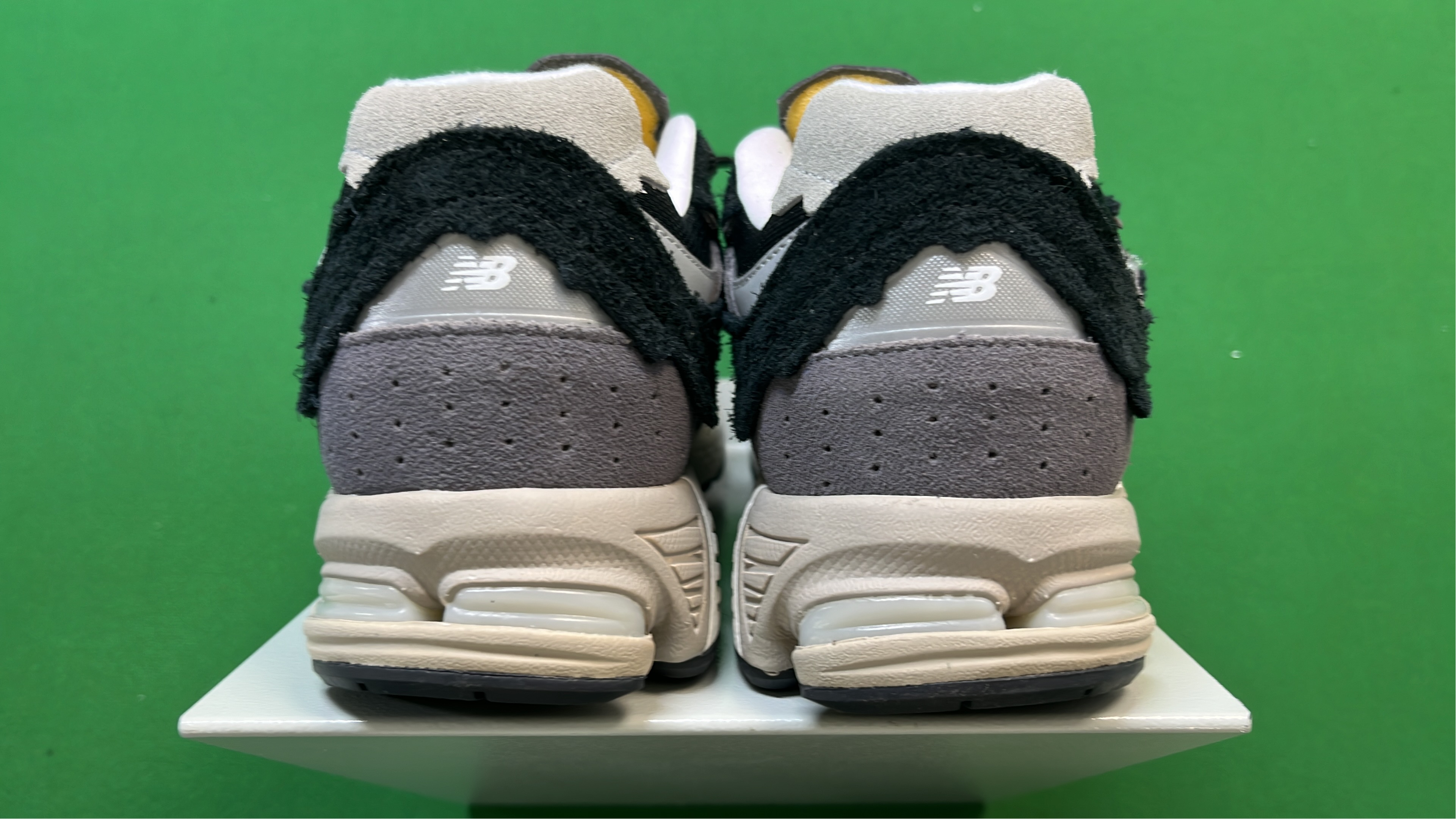 New Balance 2002R Sneakers - Premium Running Shoes for Men and Women