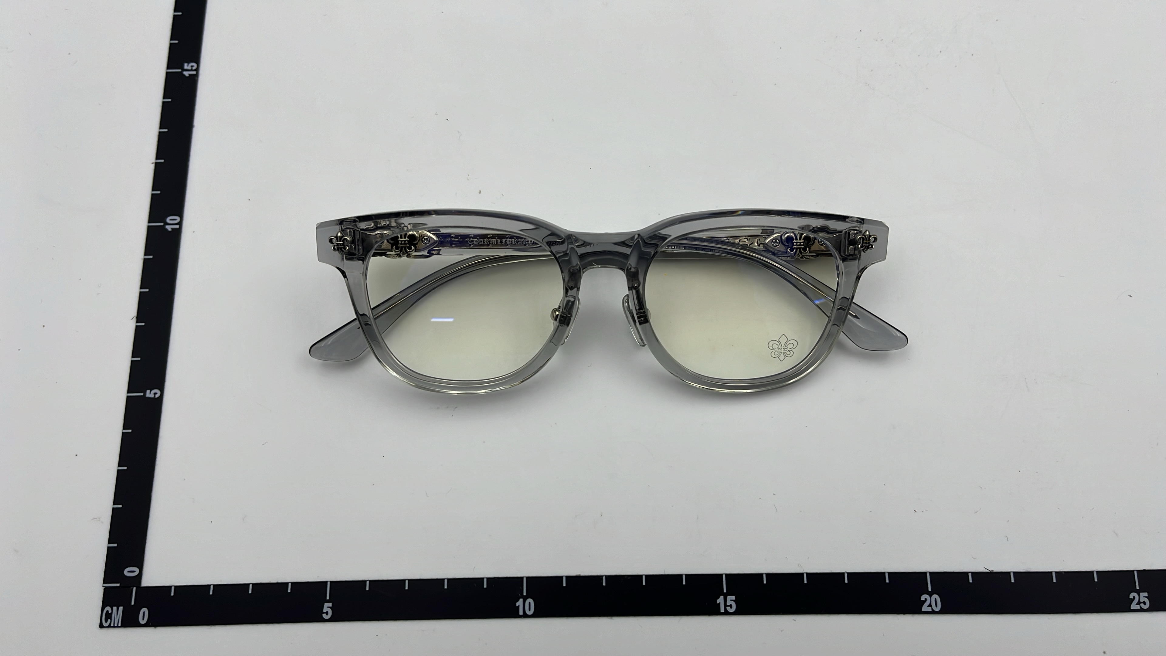 Gucci Round Frame Glasses with Metal Accents
