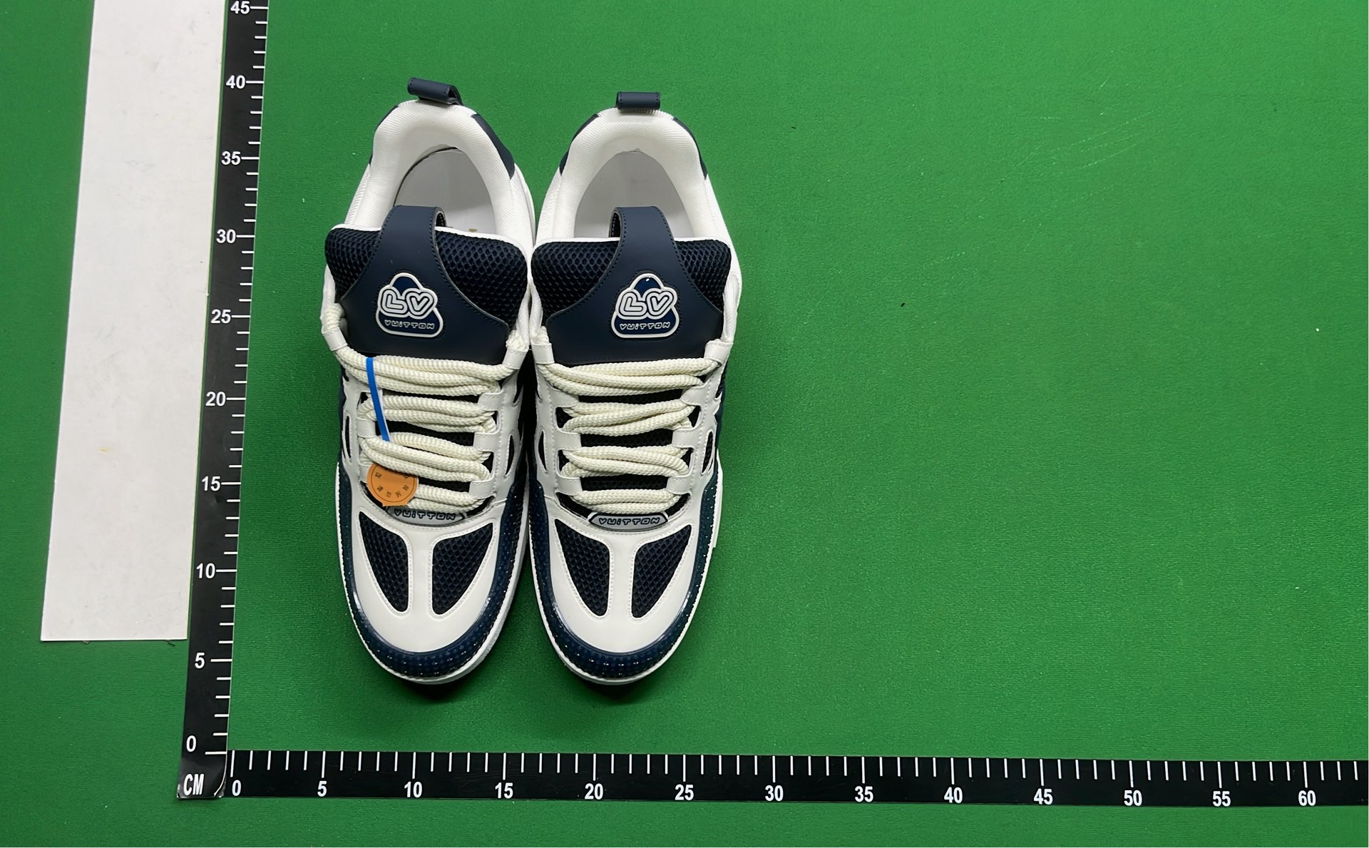 Supreme x Nike Air Force 1 Low联名款运动鞋