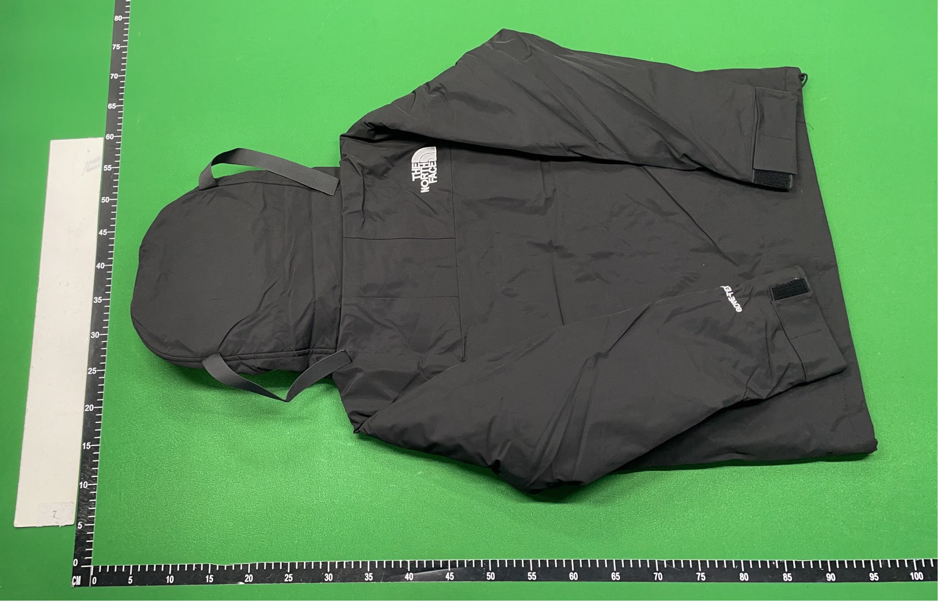 The North Face GORE-TEX Jacket - White and Black Outdoor Waterproof Coat