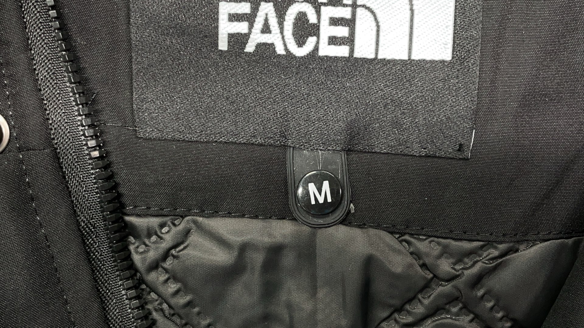 The North Face GORE-TEX Jacket - White and Black Outdoor Waterproof Coat