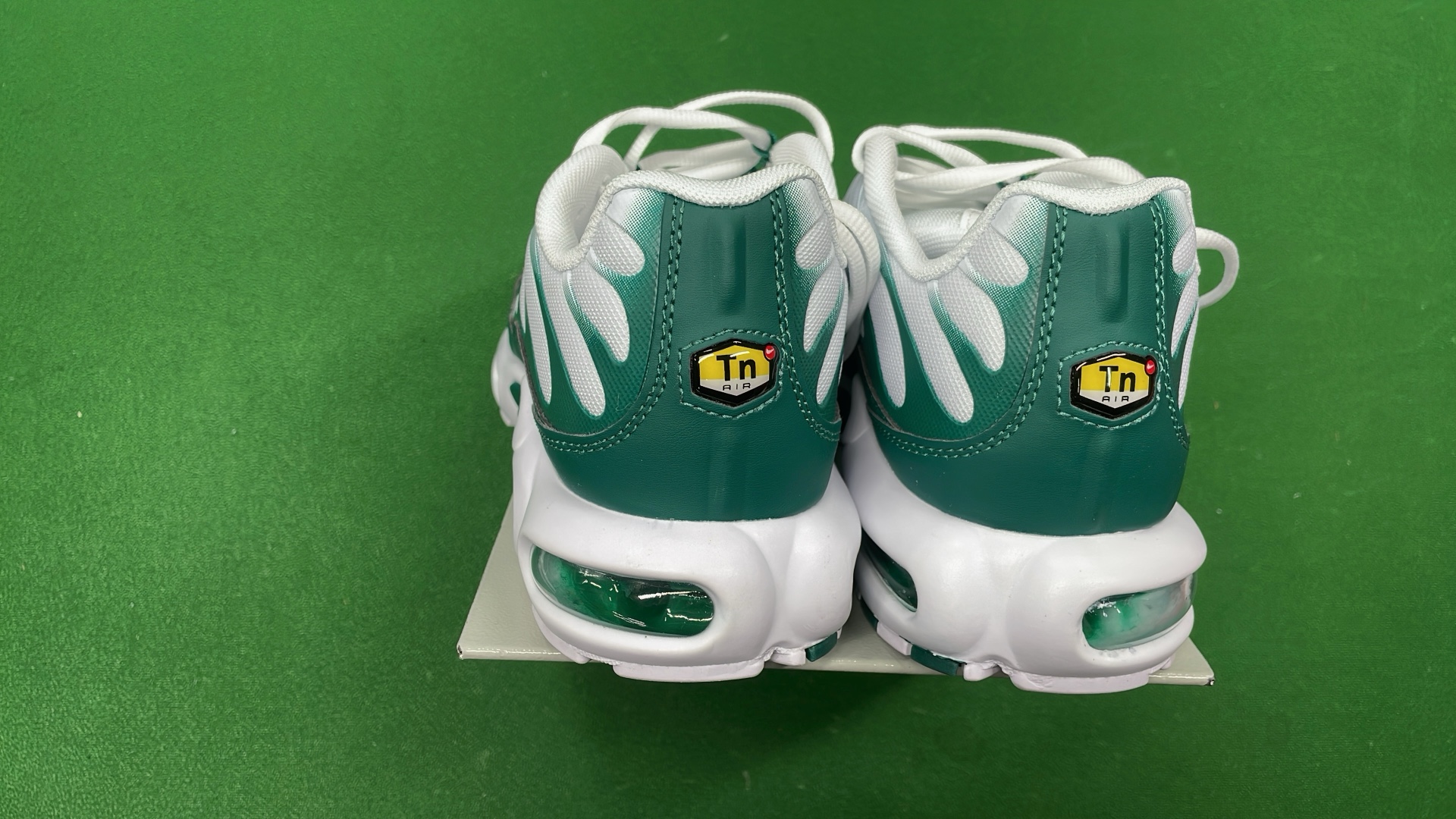 Nike Air Max Tailwind 4 Gradient Sneakers - Men's Running Shoes
