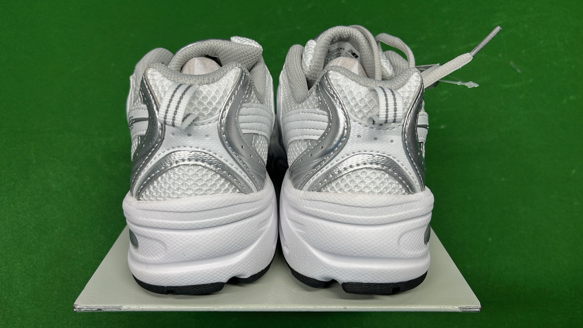 New Balance 580 White Running Shoes for Men Women