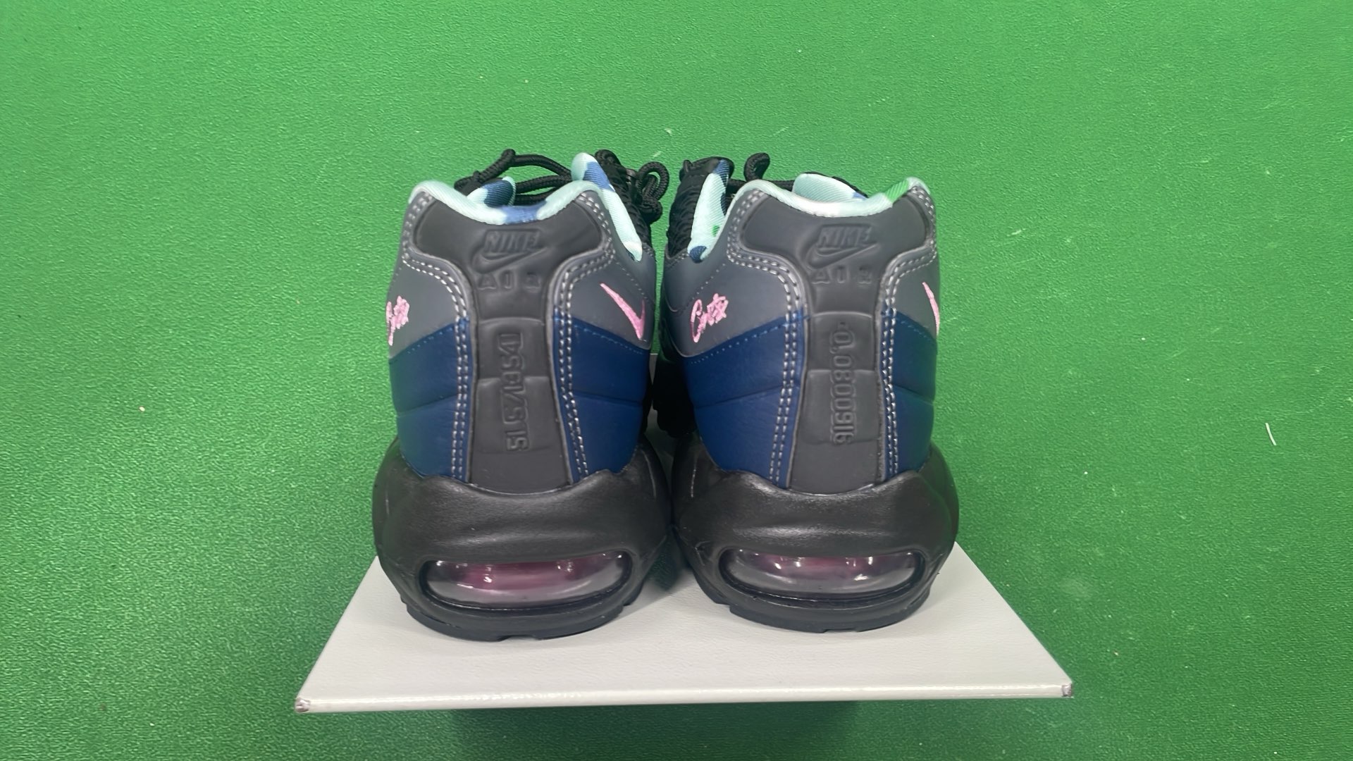 Nike Air Max 95 Sneakers - Classic Running Shoes for Men and Women