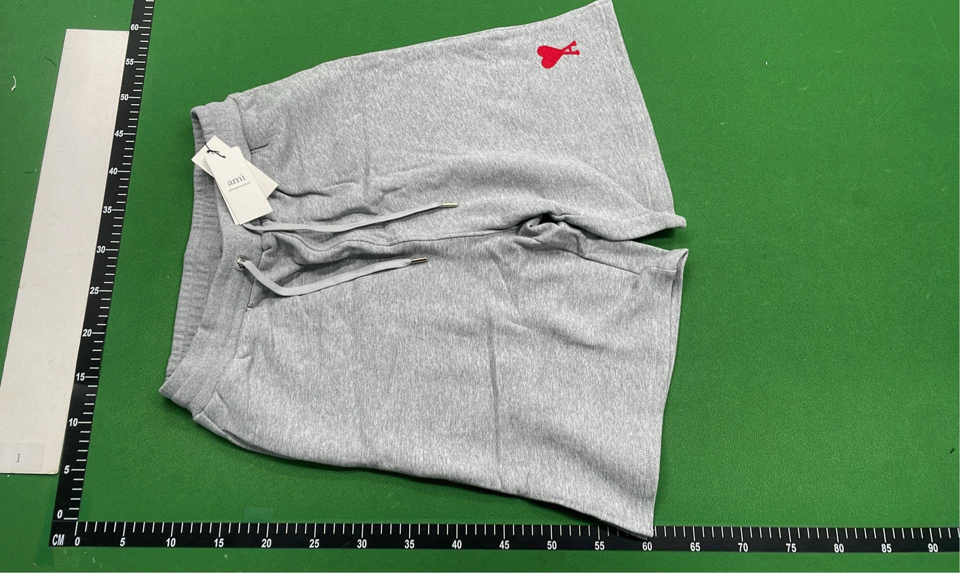 White T-Shirt with Red Heart Logo - ami CUNINKON