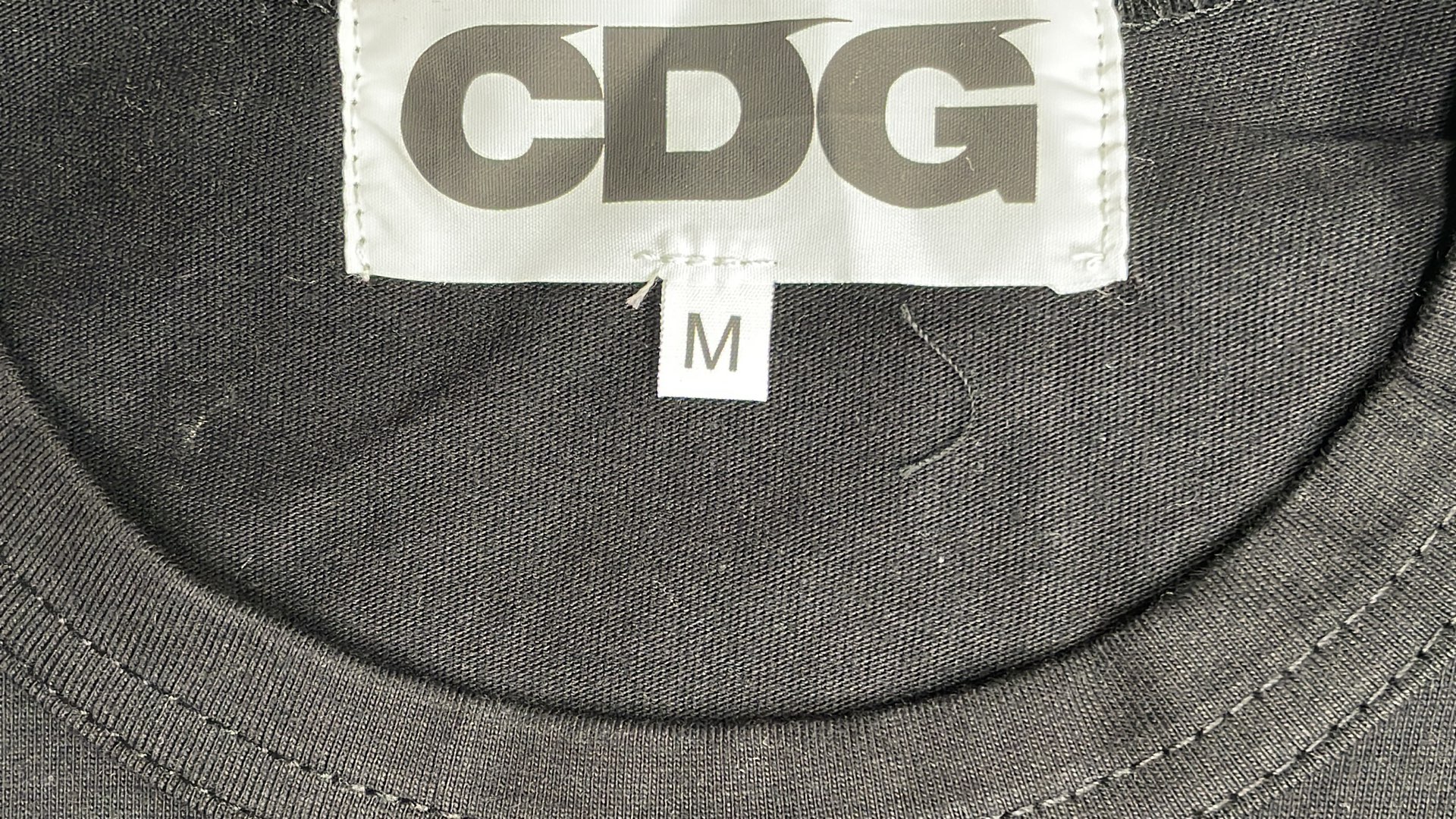 Comme des Gar&ccedil;ons Black T-Shirt with Logo Print