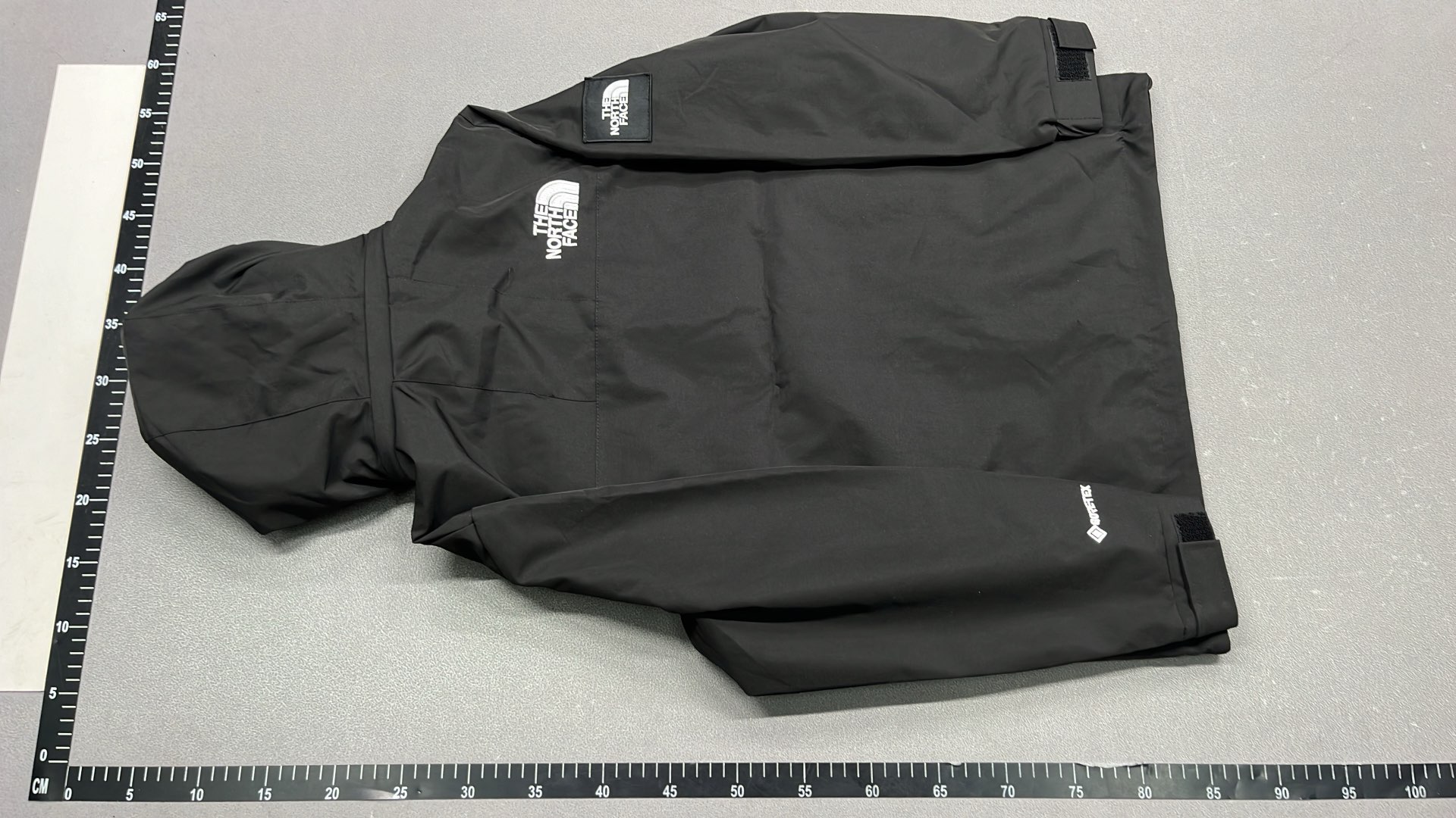 The North Face GORE-TEX Jacket - White and Black Outdoor Waterproof Coat