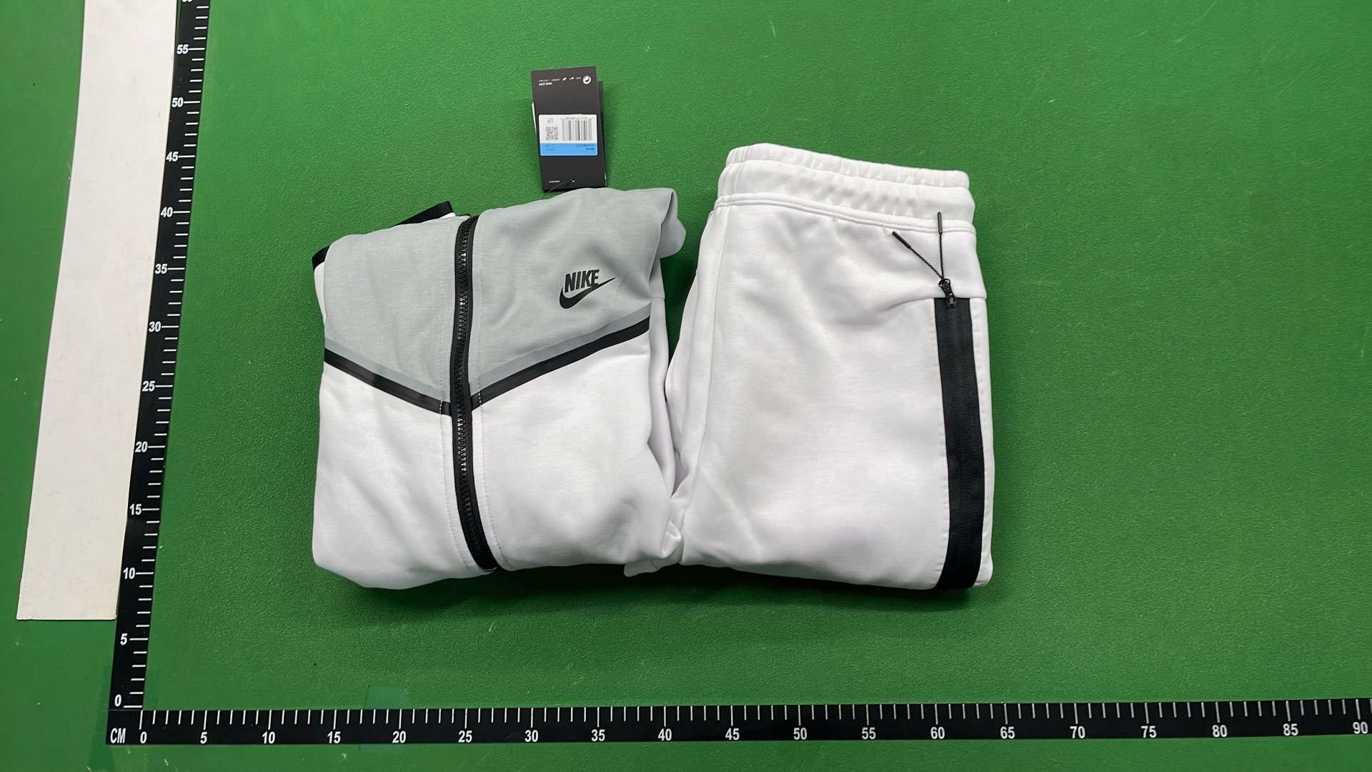 Nike Gray Hoodie and Jogger Set for Men - Comfortable Athletic Wear