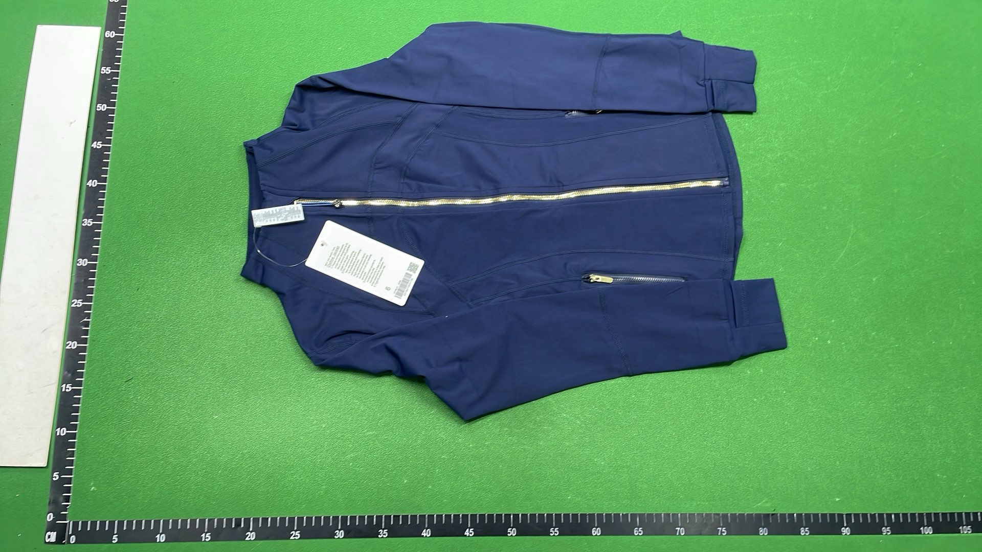White Zip-Up Fitness Jacket for Women - Sleek & Stylish Design