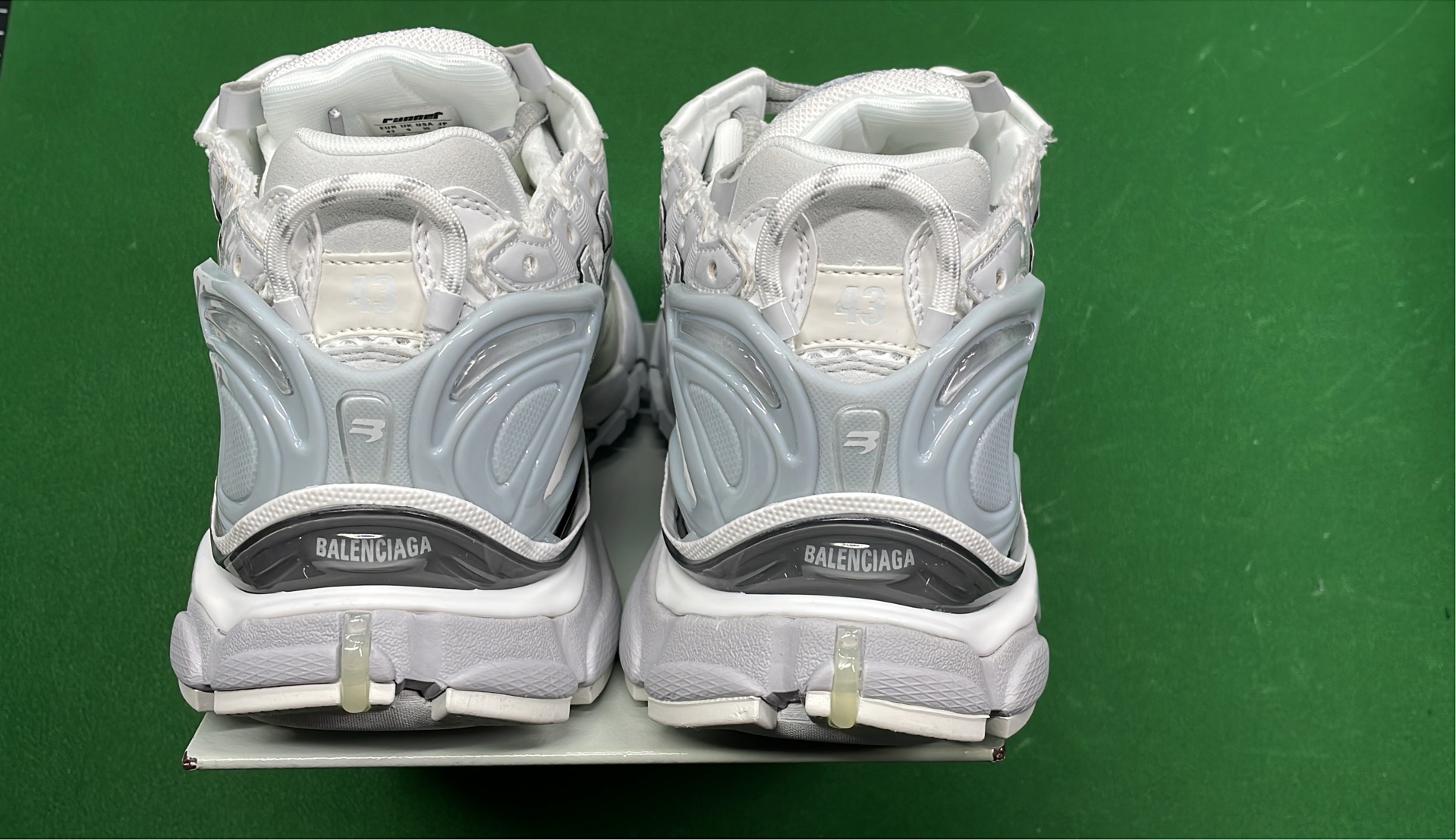 VG-RUNNER White Mesh Running Shoes for Men Women