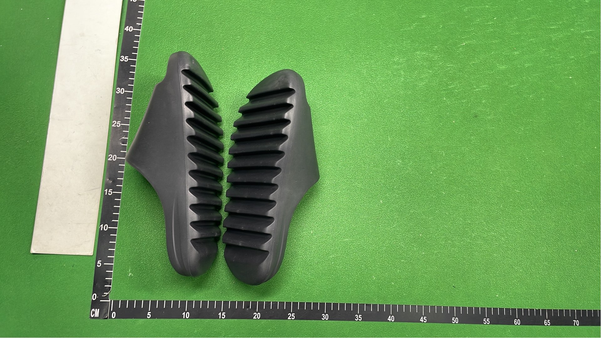 Yeezy Slide Sandals - Comfortable Rubber Slides in Multiple Colors