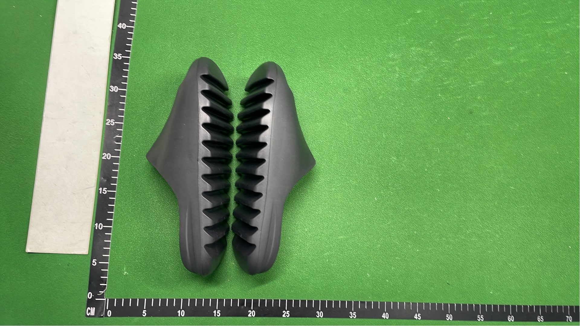 Yeezy Slide Sandals - Comfortable Rubber Slides in Multiple Colors