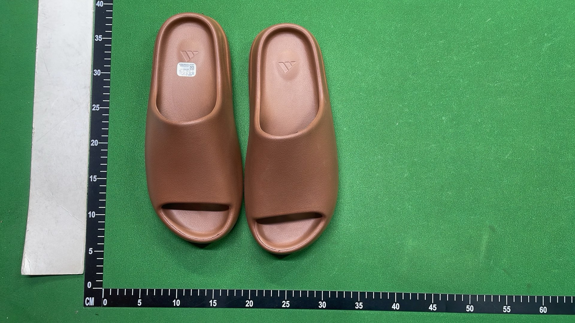 Yeezy Slide Sandals - Comfortable Rubber Slides in Multiple Colors