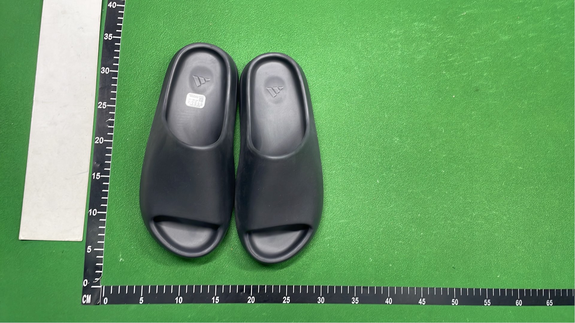 Yeezy Slide Sandals - Comfortable Rubber Slides in Multiple Colors
