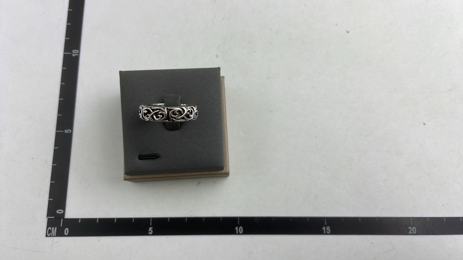 Vintage Silver Floral Ring with Engraved Band