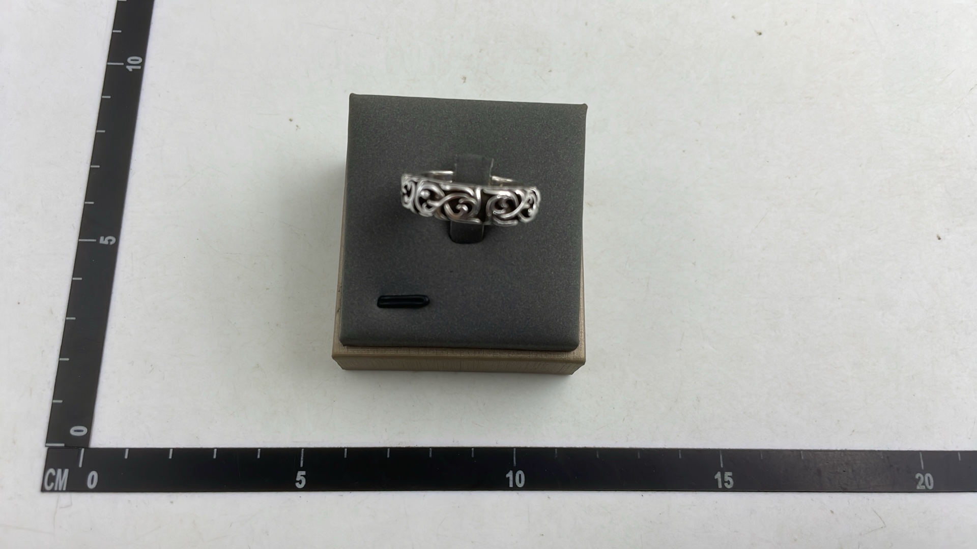 Vintage Silver Floral Ring with Engraved Band