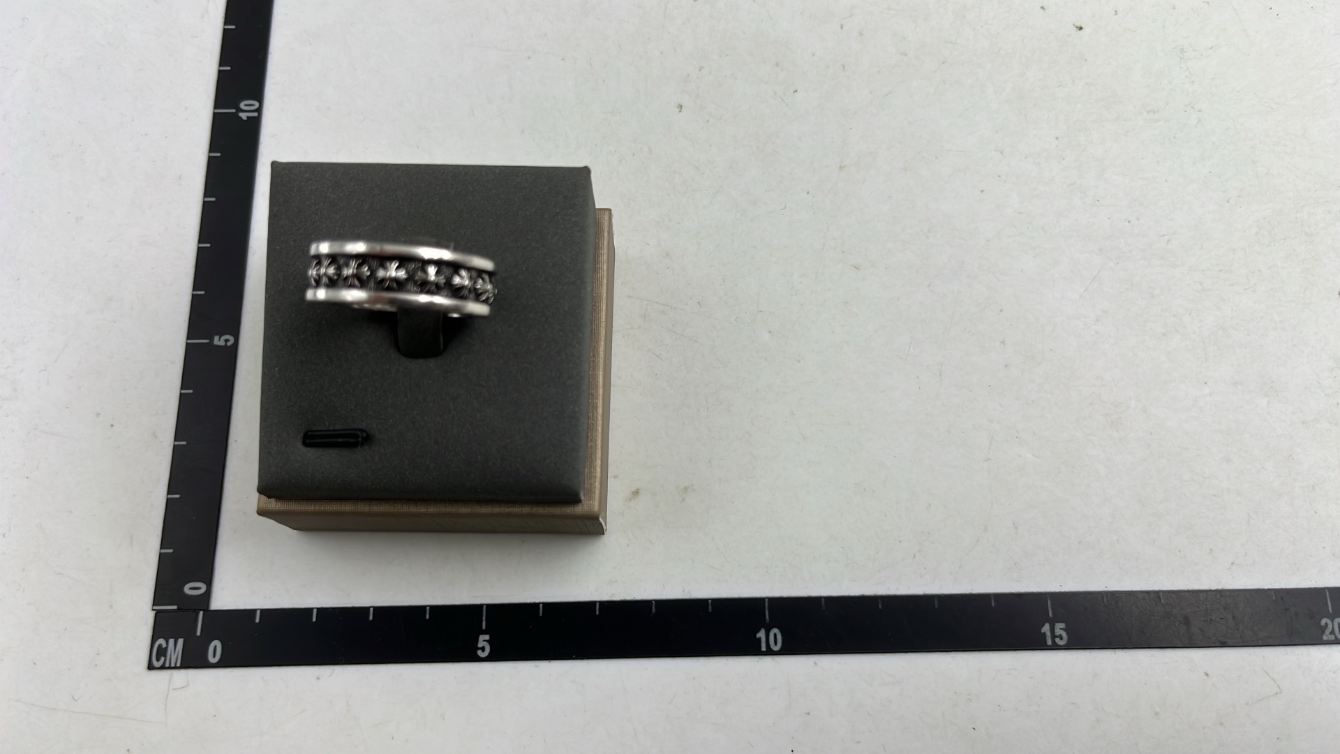 Vintage Silver Floral Ring with Engraved Band