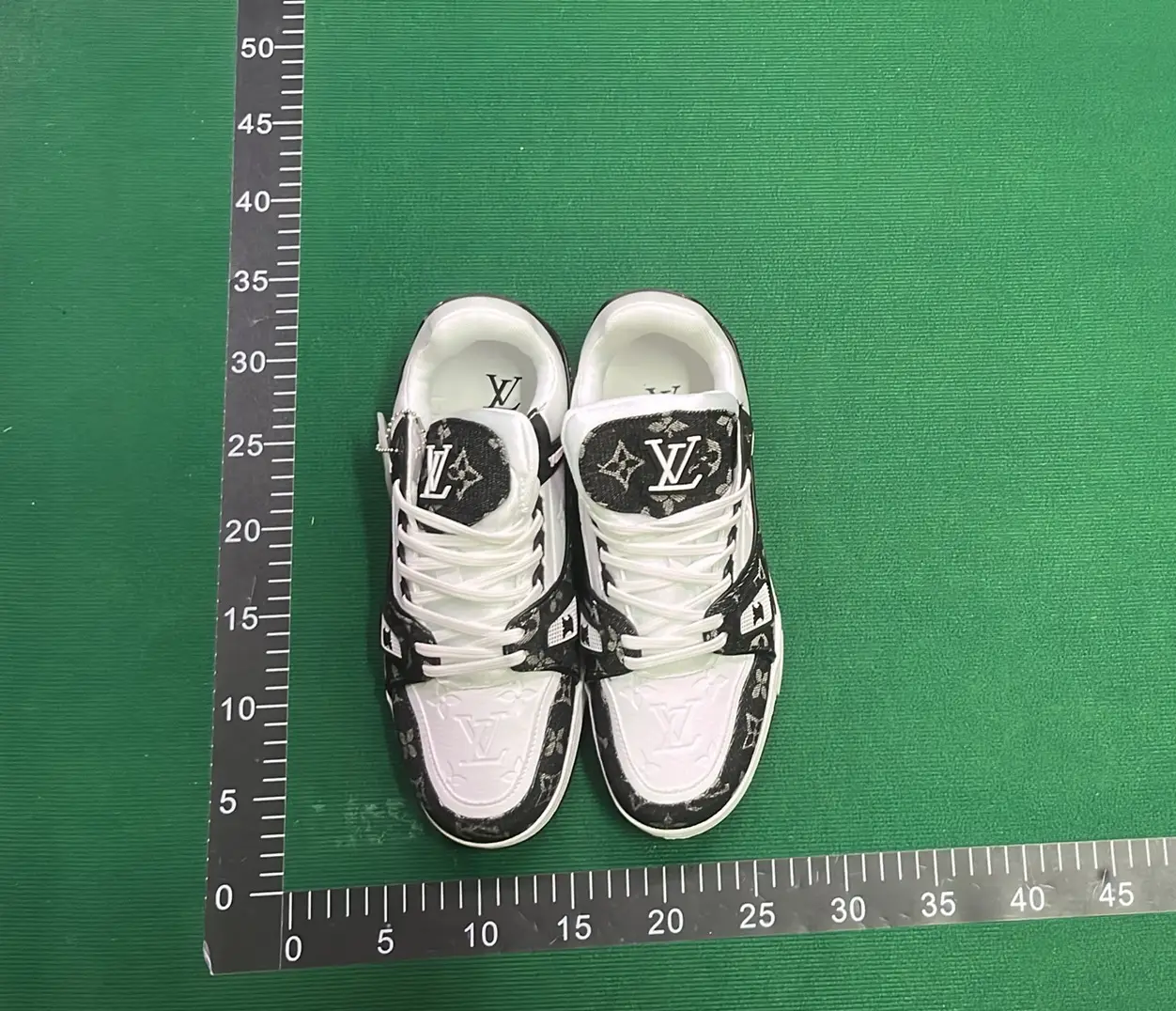 Louis Vuitton Trainer （25+）  in the Best OopBuy Spreadsheet QC photos