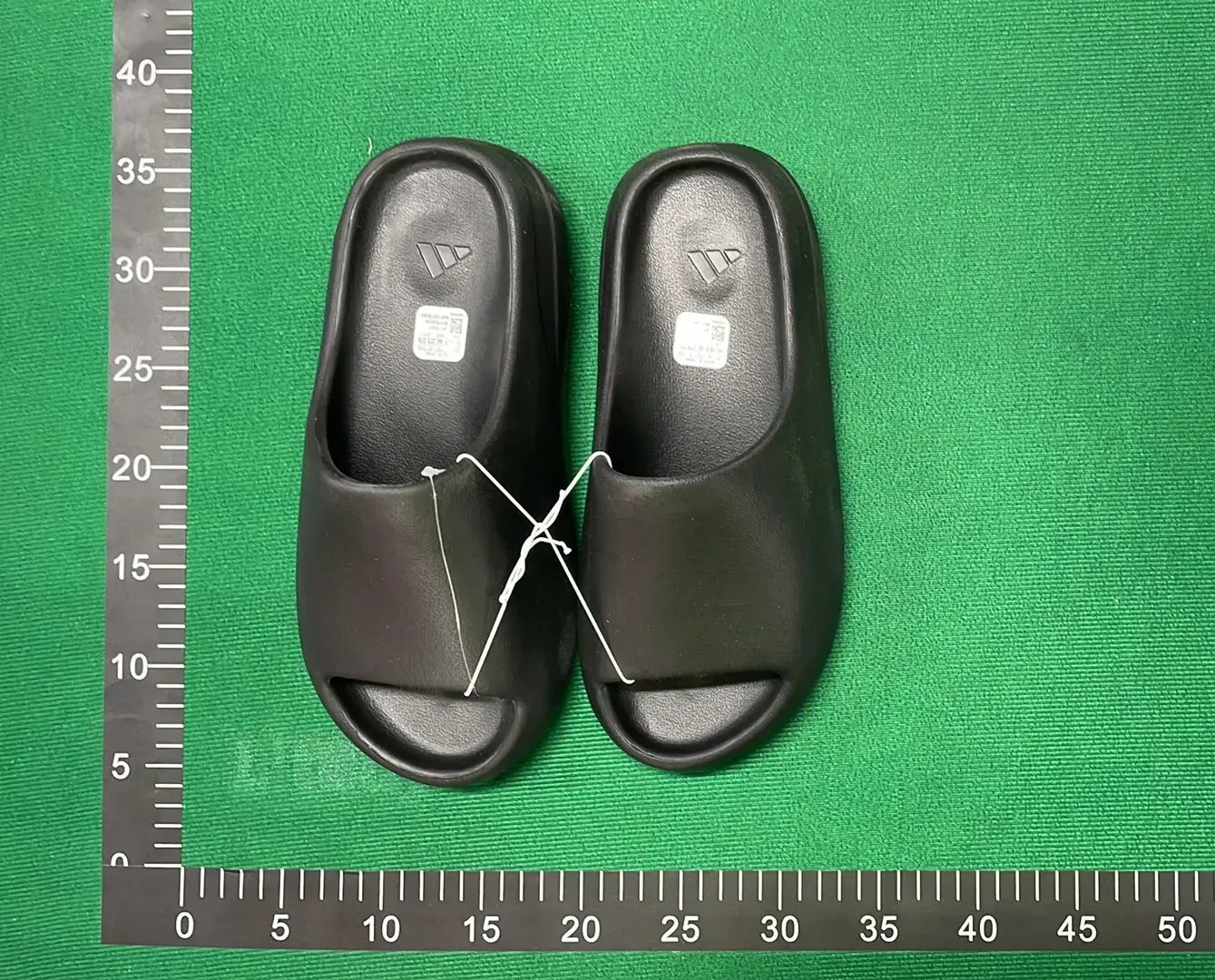 Adidas Originals Yeezy Slide (10+)  in the Best OopBuy Spreadsheet QC photos