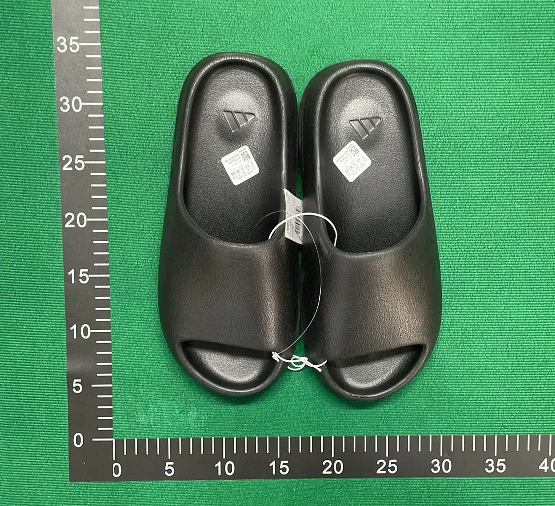 Adidas Originals Yeezy Slide (10+)  in the Best OopBuy Spreadsheet QC photos