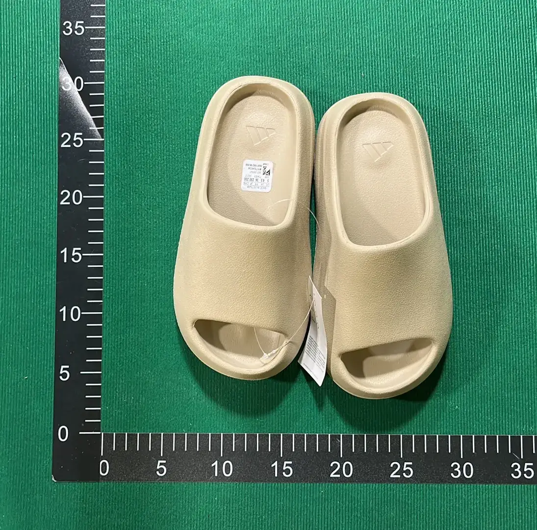 Adidas Originals Yeezy Slide (10+)  in the Best OopBuy Spreadsheet QC photos