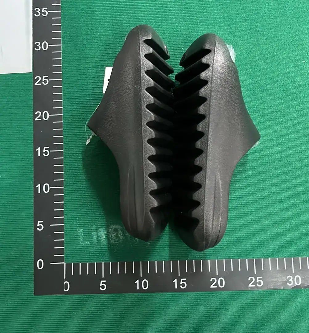 Adidas Originals Yeezy Slide (10+)  in the Best OopBuy Spreadsheet QC photos