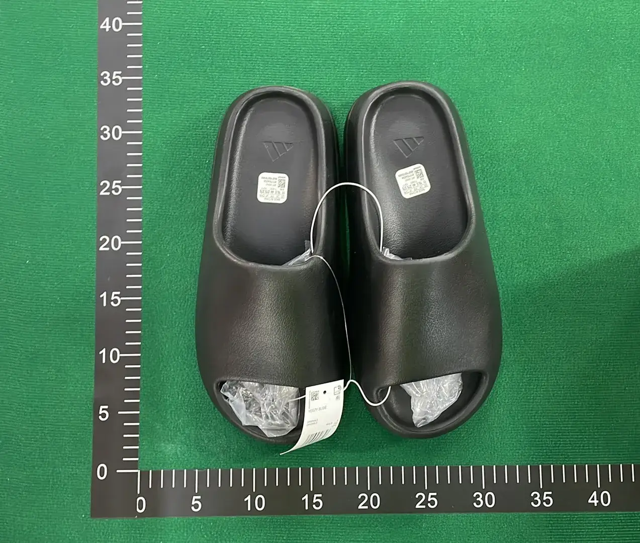 Adidas Originals Yeezy Slide (10+)  in the Best OopBuy Spreadsheet QC photos