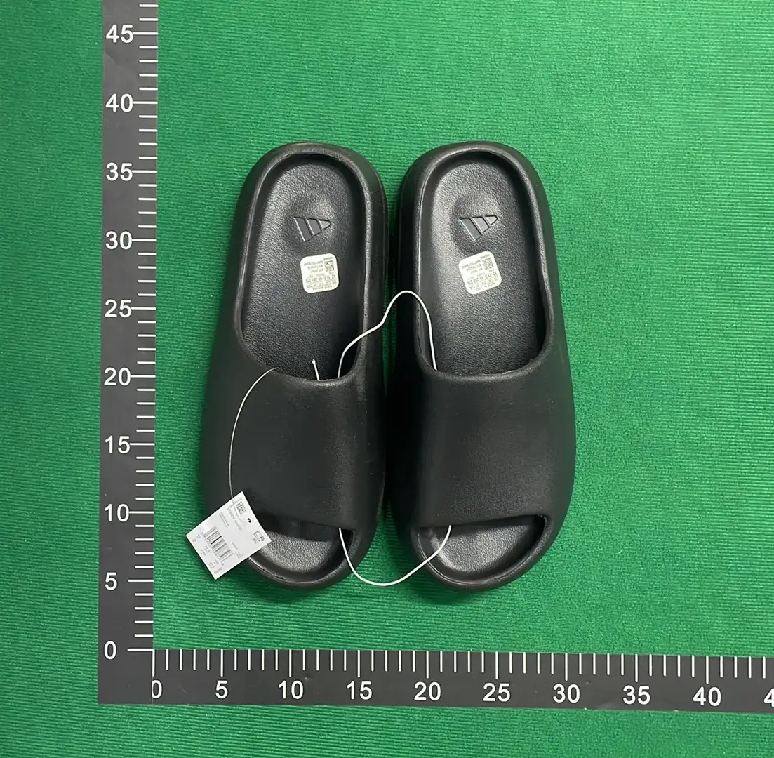 Adidas Originals Yeezy Slide (10+)  in the Best OopBuy Spreadsheet QC photos
