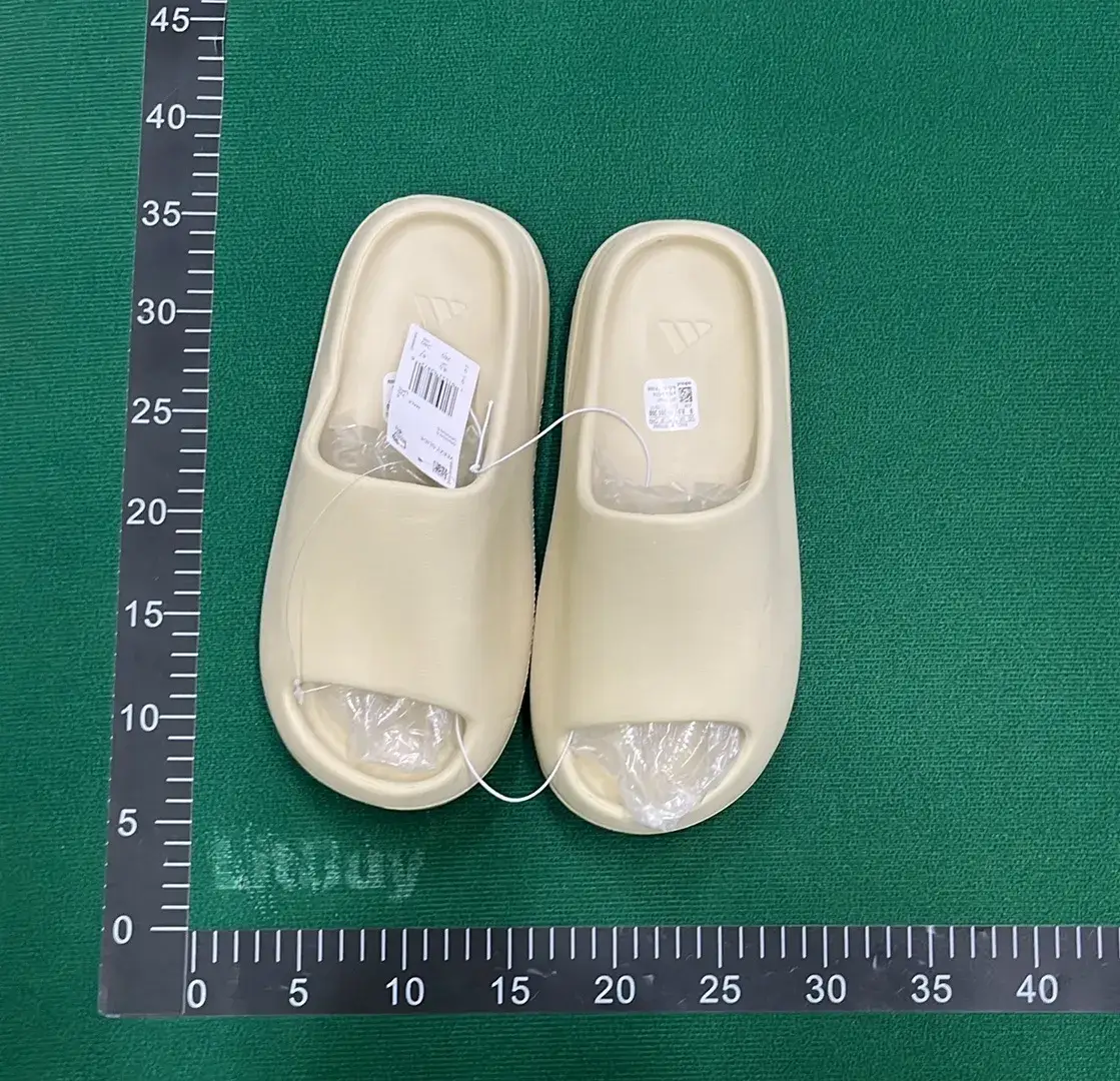 Adidas Originals Yeezy Slide (10+)  in the Best OopBuy Spreadsheet QC photos